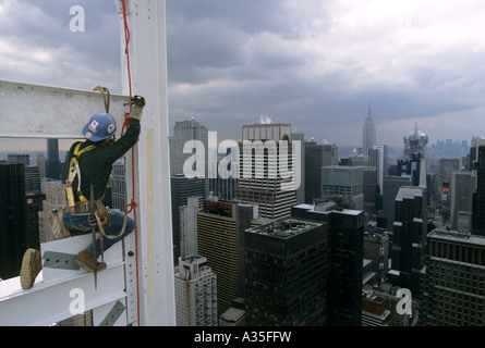 Lavoratore di ferro il connettore Jimmy Sweeney opere 675 piedi sopra la terra al nuovo Random House Edificio su Broadway a New York City Foto Stock