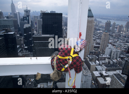 Lavoratore di ferro il connettore Billy Smith lavora 675 piedi sopra la terra al nuovo Random House Edificio su Broadway in New York City. Foto Stock