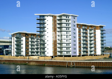 Blocco di appartamenti oltre fiume ely cardiff sports village glamorgan South wales uk Foto Stock