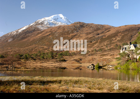 Coperta di neve Mam Sodhail montagna sulla calma Loch Beinn un Mheadhoin Glen Affric Lodge Inverness-shire. XPL 4509-426 Foto Stock