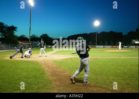 Baseball gioco su una chiara serata estiva Foto Stock