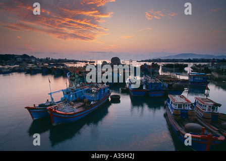 Barche da pesca in porto flotta all'alba Nha Trang Vietnam Foto Stock
