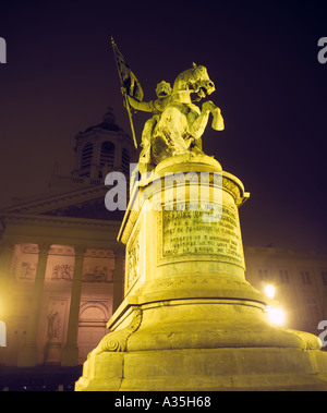 Una vista notturna della statua equestre di Godefroyde Bouillon uno dei capi della prima crociata nel 1096 Foto Stock