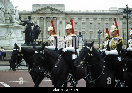 The Blues and Royals fuori Buckingham Palace Londra UK Foto Stock