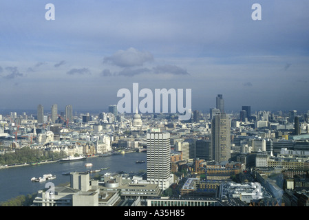 La skyline di Londra guardando ad est dal London Eye Foto Stock