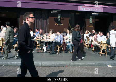 Parigi Francia, strada parigina scena caffè, sul marciapiede Terrazza al 'Café Delmas' su 'Place de la Contrescarpe', quartiere Mouffetard, marciapiede Foto Stock