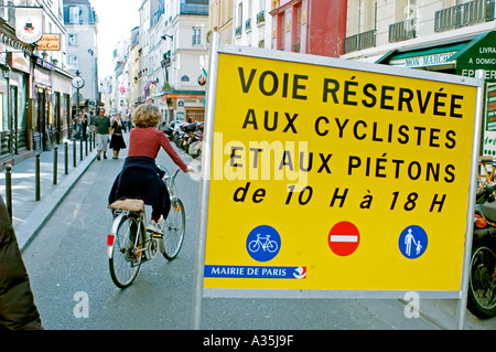 Parigi Francia, scena di strada chiusa, solo per ciclisti e pedoni, segno francese, donna in bicicletta, posteriore, gente di Parigi in bicicletta, mobilità urbana Foto Stock