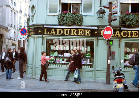Parigi Francia, Coppia turistica, Donna che scatta foto sulla strada fuori dal vecchio cartello d'epoca, French Bakery Shop, Laduree, Foto Stock