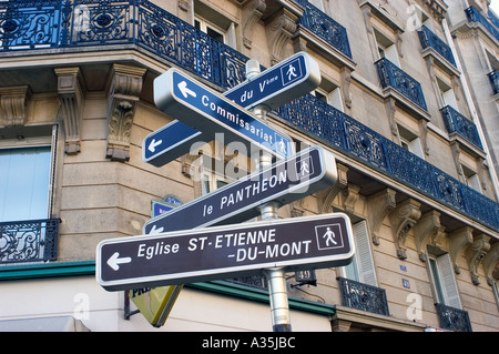 Parigi Francia, dettaglio, cartello di Via Francese posta ad un incrocio multiplo, indicazioni, cartello 'Boulevard Saint Germain' Foto Stock