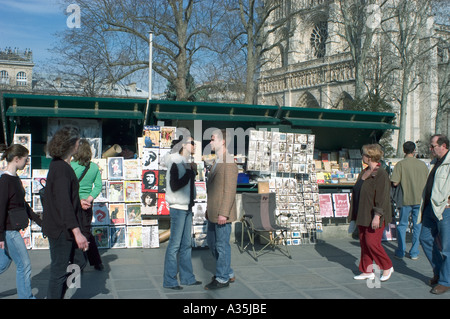 Parigi Francia, negozi di librerie lungo la Senna, Bouquinistes, Quai de Montebello, con la Cattedrale di Notre Dame nei chioschi di libri sul retro del fiume, Foto Stock