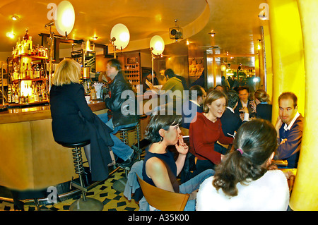 PARIGI Francia, adulti che chiacchierano nel bar alla moda 'l'Endroit' nell'area di Batignolles di notte, pub all'interno del bar francia, cocktail Parigi, sigarette fumatori Foto Stock