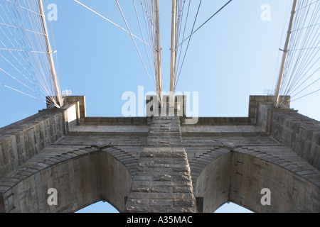 Vista verso l'alto di arcata del ponte di Brooklyn Bridge Foto Stock