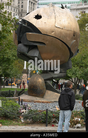 Il World Trade Center a sfera precedentemente situato vicino le torri gemelle ora in Battery Park New York Foto Stock