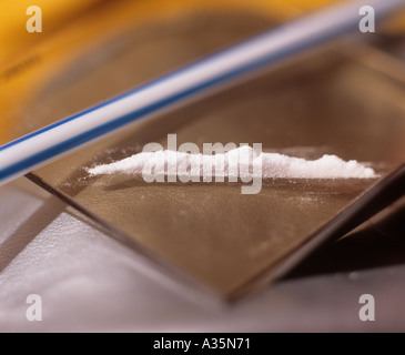Il taglio di cocaina in polvere di snort modellato regno unito Foto Stock