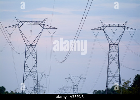 Elettricità tralicci Gat Mort in Francia Foto Stock