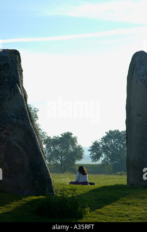 Meditando all'alba all'alba ad Avebury Circle NEL REGNO UNITO, uno del più grande deuropa circoli di pietra - più vecchi di Stonehenge Foto Stock