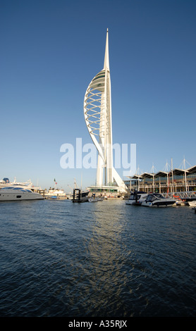 Spinnaker Tower al Gunwharf Quay a Portsmouth Foto Stock