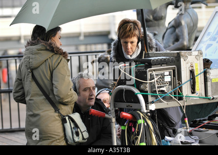 Regista ed Thomas guardare la riproduzione di una scena di S4C film TV Caerdydd filmata nella Baia di Cardiff South Wales UK Foto Stock