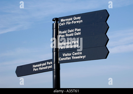 Welsh bilingue Lingua Inglese direzione turistica segno a Cardiff Bay South Wales UK Foto Stock