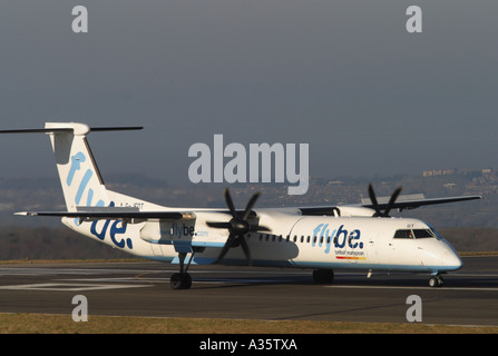 Flybe Bombardier DHC Dash 8 aereo a turboelica preparando per prendere il via presso l'aeroporto di Bristol prese 2006 Foto Stock