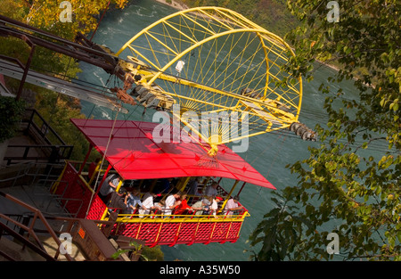 Funivia che attraversa la gola del Niagara Whirlpool a Niagara Falls, Ontario, Canada, sopra il fiume Niagara in una giornata limpida. Foto Stock