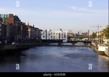 Dublin city view fino al fiume Liffey da hapenny bridge verso il Millennium Bridge e grattan bridge Foto Stock