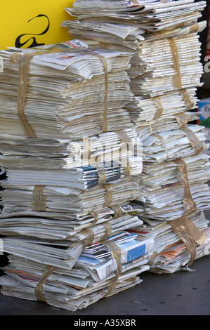 Pila di vecchi giornali per essere restituiti al di fuori news agenti in Dublino Foto Stock