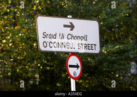 Traffico bilingue sign in inglese e in gaelico indica l'O'connell Street a Dublino con mini segno di freccia Foto Stock