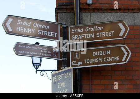 Nuovo turistiche marroni segni bilingue in irlandese e inglese in temple bar di Dublino Foto Stock