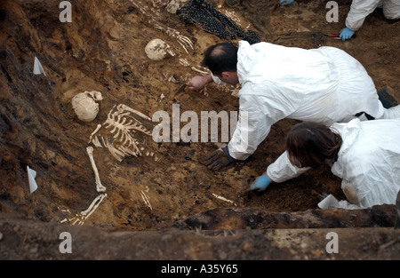 Gli scienziati lavorano presso il sito di una massa grave durante un addestramento realistico esercizio Foto Stock