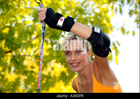 Frau beim Nordicblading, nordicblading donna Foto Stock