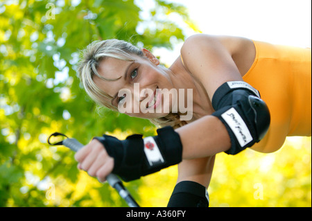 Frau beim Nordicblading, nordicblading donna Foto Stock