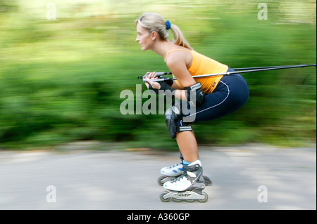 Frau beim Nordicblading, nordicblading donna Foto Stock