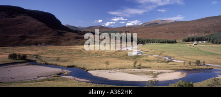 Il punto di confluenza dei fiumi Dee e Quoich vicino a Braemar, Aberdeenshire, Grampian. La Scozia. GPAN 0028 Foto Stock