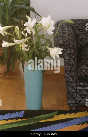 Still-Life del giglio bianco in alto vaso turchese Foto Stock