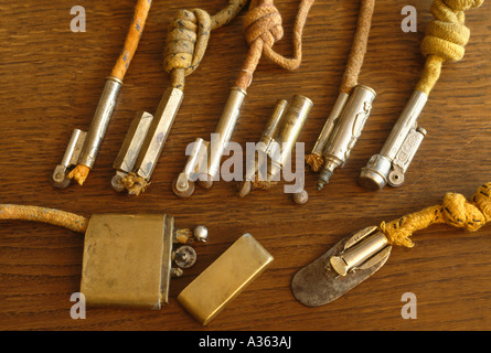 Close-up della collezione di antichi metallico cavo+accendini Foto Stock