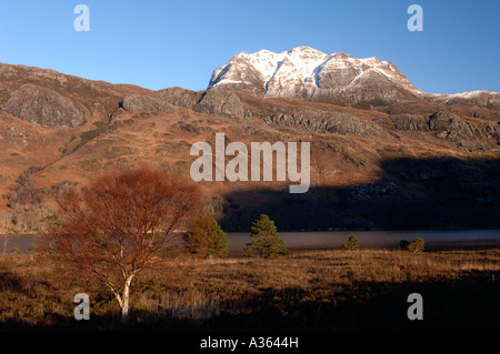 Slioch Mountain torreggia sopra Loch Maree a Kinlochewe, Wester Ross nelle Highlands Scozzesi. XPL 4478-423 Foto Stock