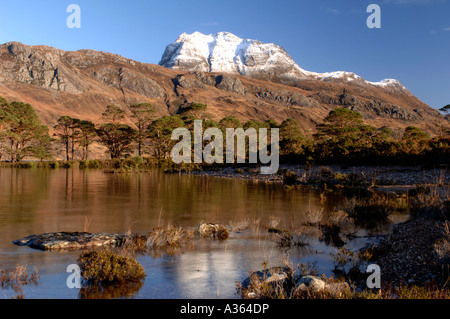 Slioch Mountain torreggia sopra Loch Maree a Kinlochewe, Wester Ross nelle Highlands Scozzesi. XPL 4461-422 Foto Stock