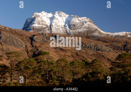 Slioch Mountain torreggia sopra Loch Maree a Kinlochewe, Wester Ross nelle Highlands Scozzesi. XPL 4462-422 Foto Stock