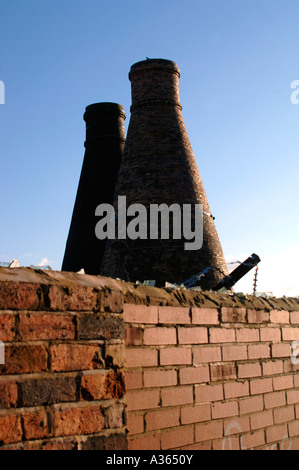 Vecchia bottiglia forno i forni utilizzati nell'industria ceramica, Stoke-On-Trent Staffordshire (UK). Foto Stock