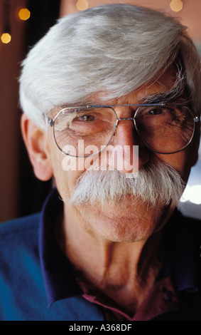 Un pelo grigio uomo senior sport un manubrio cespuglioso baffi in Defuniak Springs Florida Foto Stock