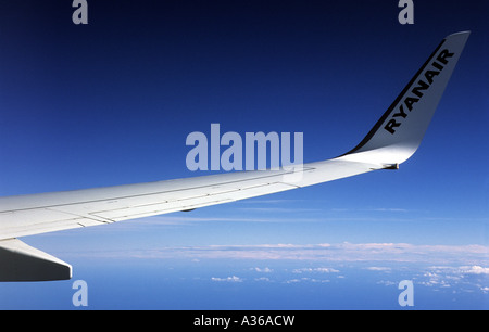 Vista di un'ala di Ryanair Boeing 737-800 in Italia Foto Stock