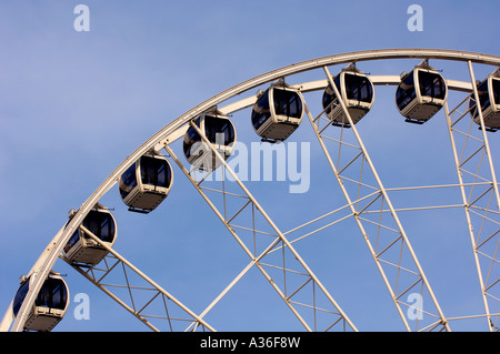 Capsule passeggeri su una ruota panoramica vista contro un cielo blu. Foto Stock