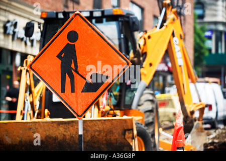 Uomini al lavoro in segno, segno, trasporto, lavori stradali, lavoratore, icona, catrame, bulldozer, macchinari, fissaggio, riparazione Foto Stock