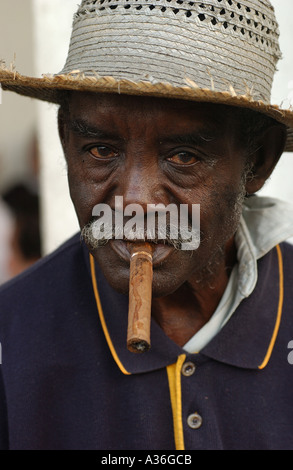 Ritratto di un uomo che indossa un cappello e fumare un sigaro Avana Cuba Foto Stock