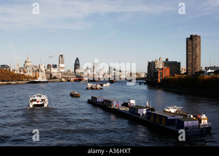 La vista verso la città di Londra da Waterloo Bridge Foto Stock