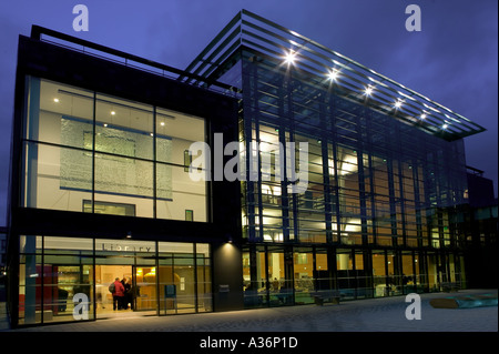 La parte anteriore della libreria giubilare Brighton di notte Foto Stock