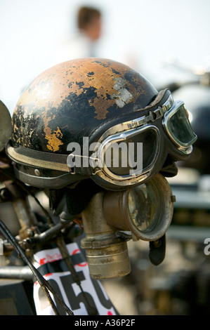 Weathered e motore indossato il casco protettivo su una motocicletta vintage, Brighton. Foto Stock