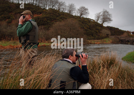 Foto da Jim Wileman 07 12 2006 Agenzia per l'ambiente alla ricerca di ufficiali per i cacciatori di frodo lungo il fiume Barle su Exmoor Somerset Foto Stock