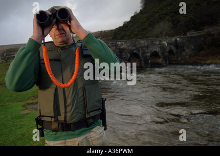 Foto da Jim Wileman 07 12 2006 Agenzia per l'ambiente alla ricerca di ufficiali per i cacciatori di frodo lungo il fiume Barle su Exmoor Somerset Foto Stock